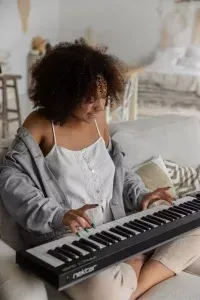 Se faire plaisir en rejouant les morceaux qu'on connaît pour progresser au piano rapidement 