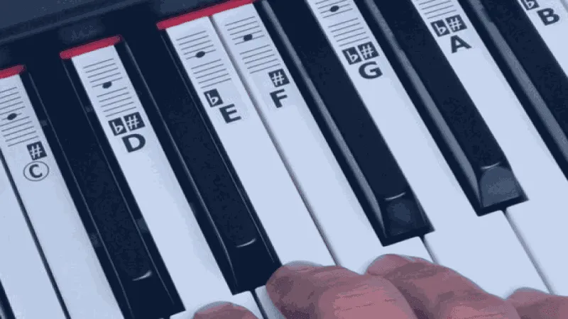 Autocollants piano : bonne ou mauvaise idée pour se repérer sur son piano ?
