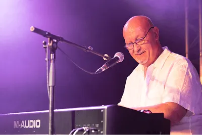 Karim, MyPianiste, au clavier sur scène
