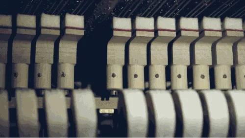 Zoom sur les étouffoirs et les marteaux d'un piano acoustique