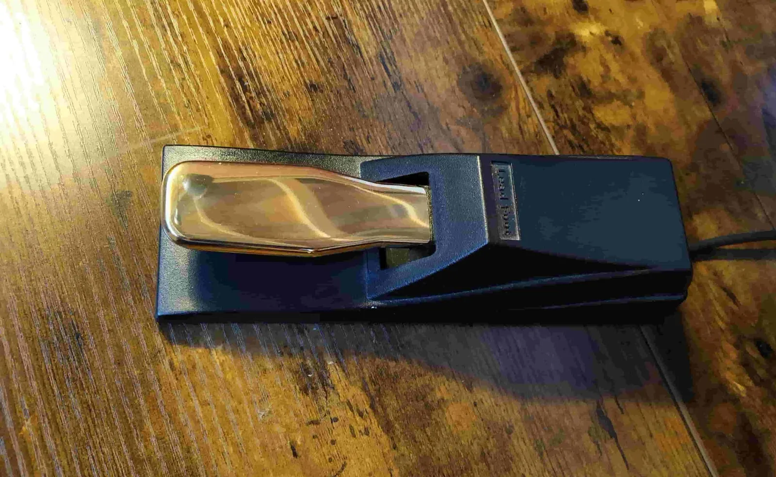 La pédale de sustain sur un piano numérique