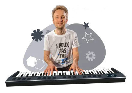 Cyrille, pédagogue en chef de MyPianoPop, à son piano