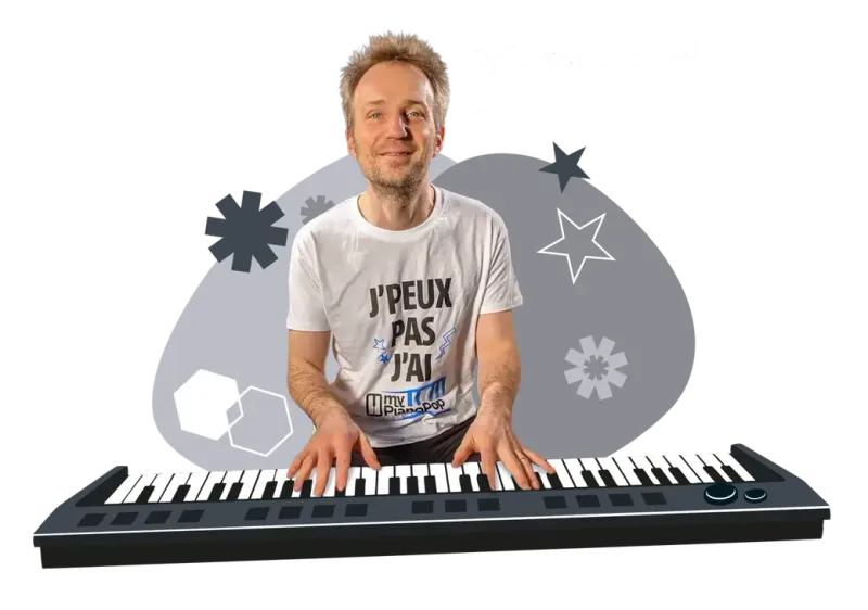 Cyrille, pédagogue en chef de MyPianoPop, au piano
