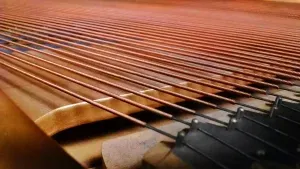 Les cordes du piano vibrent pour produire le son