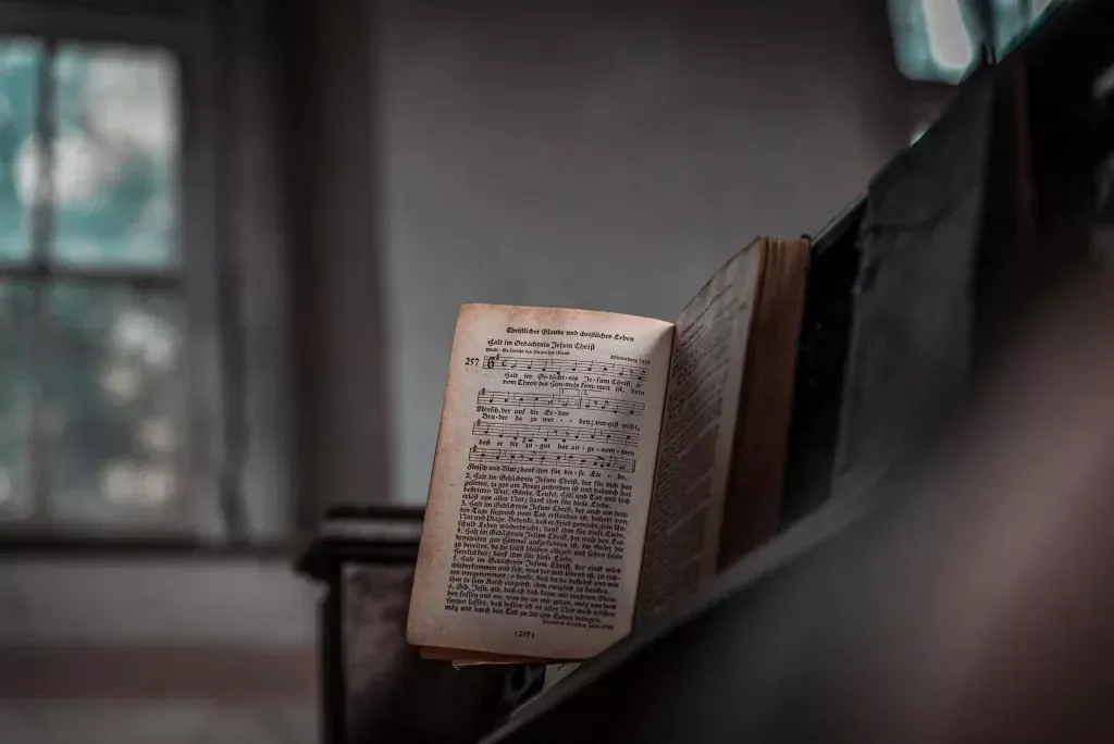 Apprendre des techniques au piano durant les vacances en se documentant